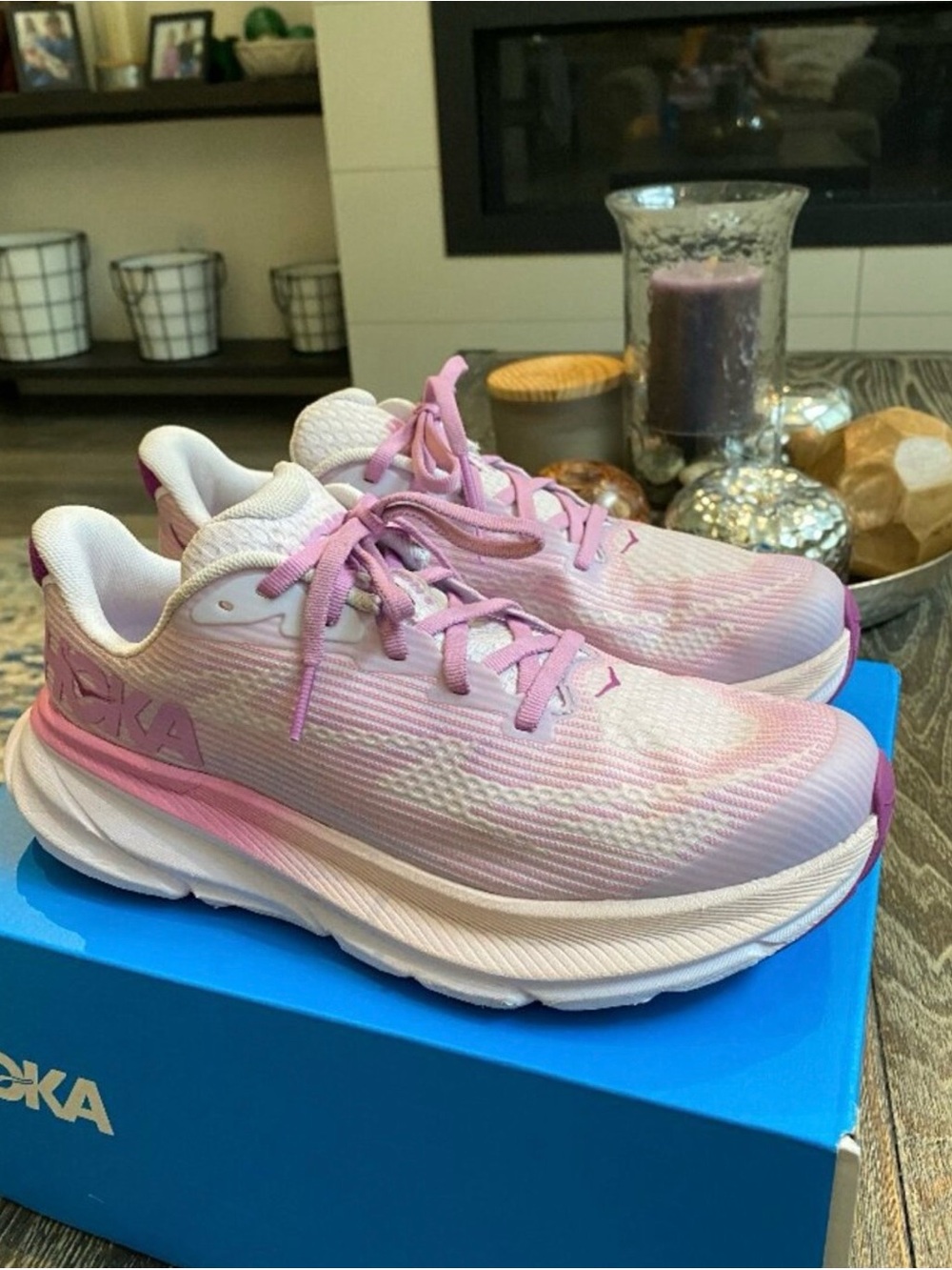 Hoka Pink and White Running Sneakers
Youth 6.5 MD / women’s EU 40
US 8.5